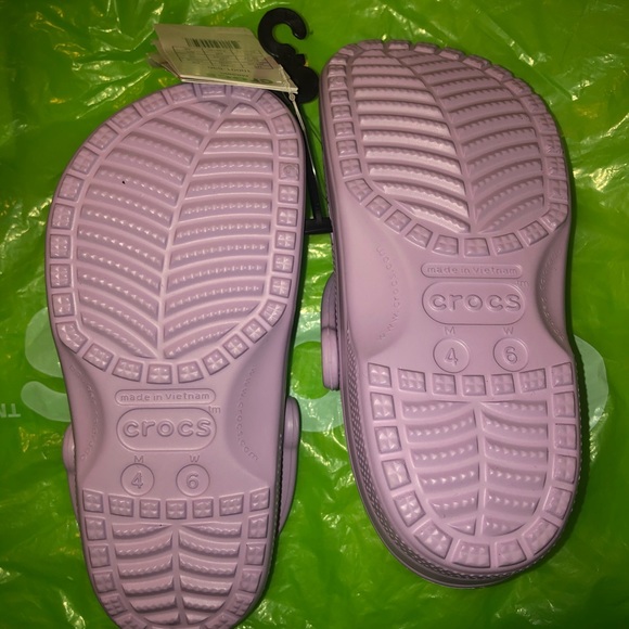 SOLD -cross posted Crocs Women’s size 6 - Picture 2 of 2